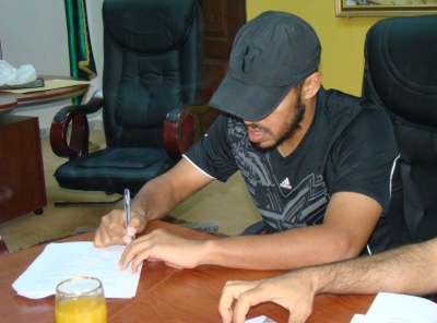 اللاعب أحمد المصلي لحظة توقيع العقــد 