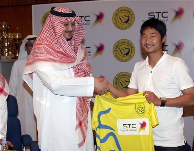 الكوري لي شن سو مع الأمير فيصل بن تركي بعد توقيعه العقد