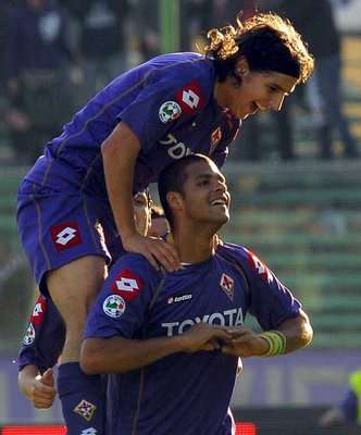 ميلو يحتفل بهدفه أمام أتلانتا مع زميله يوفيتيتش