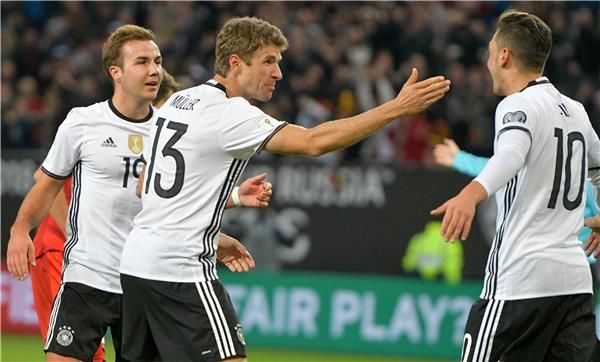 مولير يحتفل مع زملائه