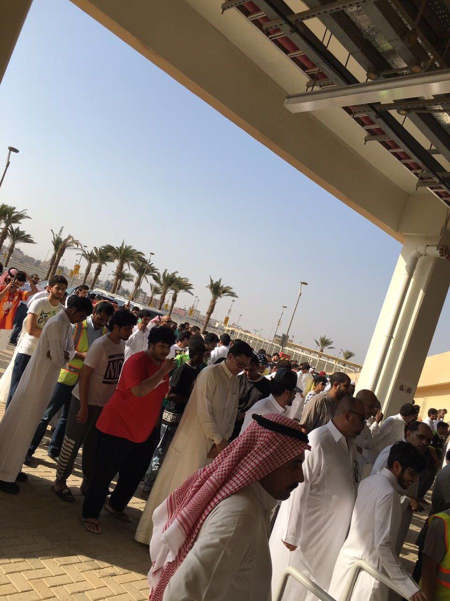 جانب من الجماهير المصطفة للحصول على التذاكر