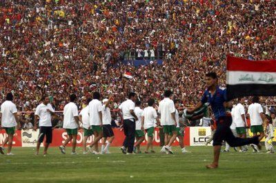 الجماهير العراقية تحيي لاعبي منتخب العراق 