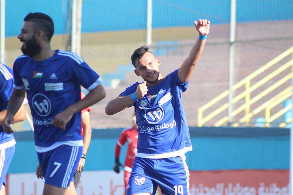 رودريغو هداف هلال القدس يحتفل بأحد أهدافه