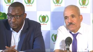 المدرب الجزائري مع رئيس الرياض