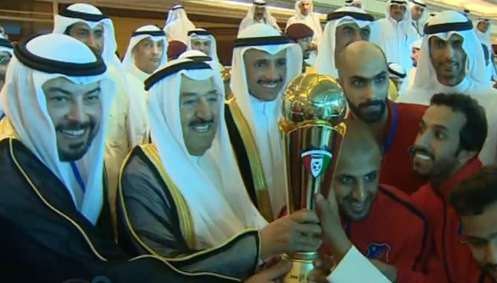 الأمير يسلم لاعبي الكويت كأس البطولة