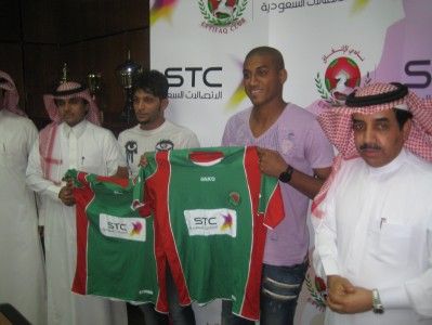 العماني خليفة عايل والسعودي وليد الرجا أثناء تقديمها خلال المؤتمر الصحفي