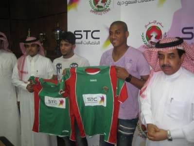 العماني خليفة عايل والسعودي وليد الرجا أثناء تقديمها خلال المؤتمر الصحفي