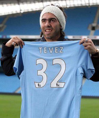 كارلوس تيفيز يحمل قميص مانشستر سيتي