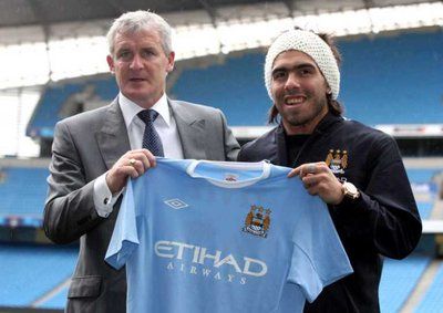 نجم مانشستر سيتي الجديد تيفيز و مدرب الفريق مارك هيوز