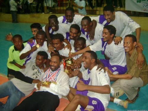 لاعبو الفريق يلتقطون الصور التذكارية مع الكأس