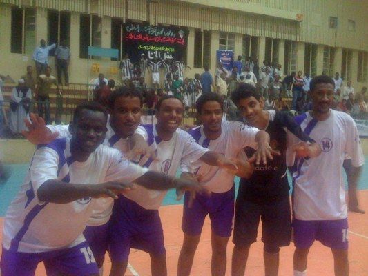 فرحة بعض اللاعبين عقب المباراة وقبل التتويج