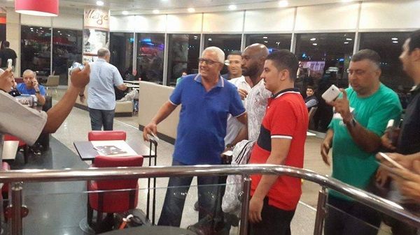 الجماهير يلتقطون الصور التذكارية مع شيكابالا