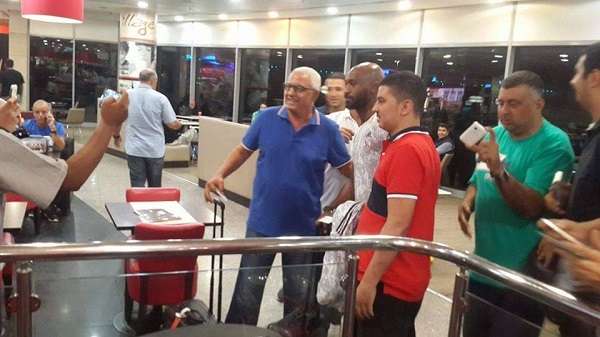 الجماهير يلتقطون الصور التذكارية مع شيكابالا