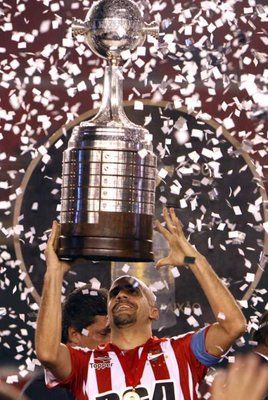 كابتن فريق استوديانتس اللاعب فيرون يحمل كأس الليبرتادوريس