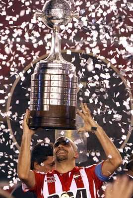 كابتن فريق استوديانتس اللاعب فيرون يحمل كأس الليبرتادوريس