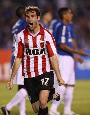 اللاعب بوزيلي يحتفل بهدف الفوز 