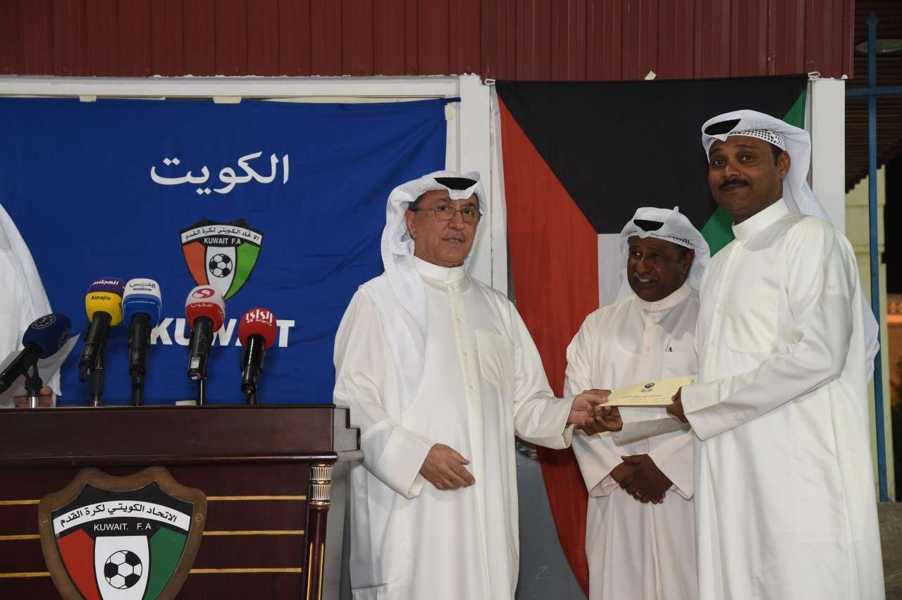 المنسق الإعلامي للعربي مشعل العبكل يتسلم مكافأة ناديه