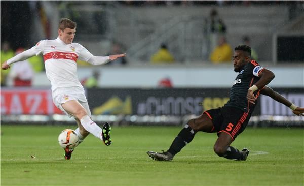  يوهان جورو (يمين)