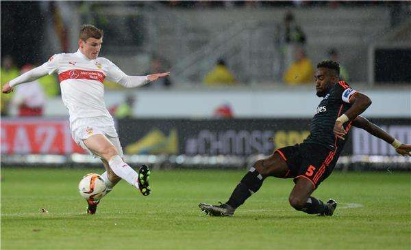 يوهان جورو (يمين)