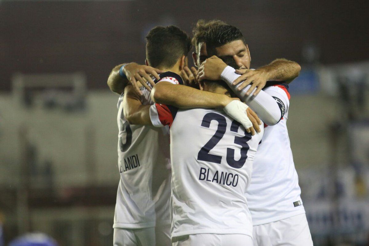 فرحة لاعبي  سان لورينزو