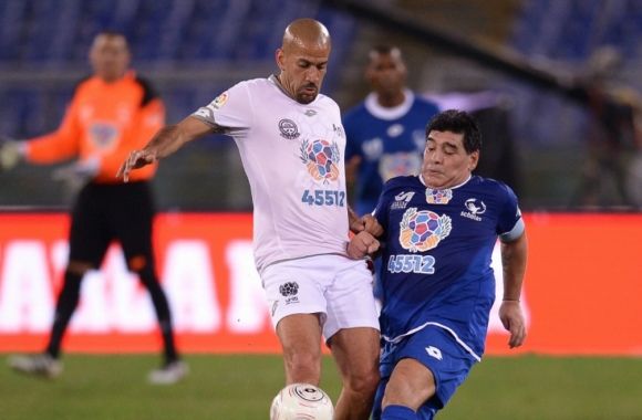 مارادونا وفيرون خلال اللقاء 