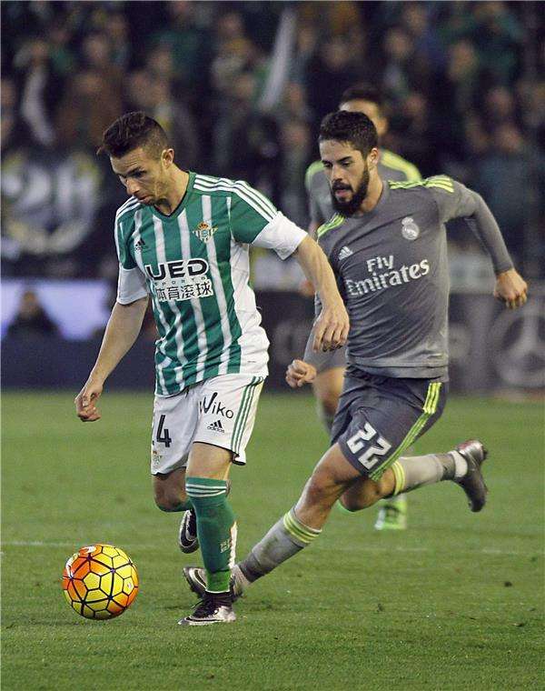 جانب من لقاء الموسم الماضي بين ريال بيتيس وريال مدريد