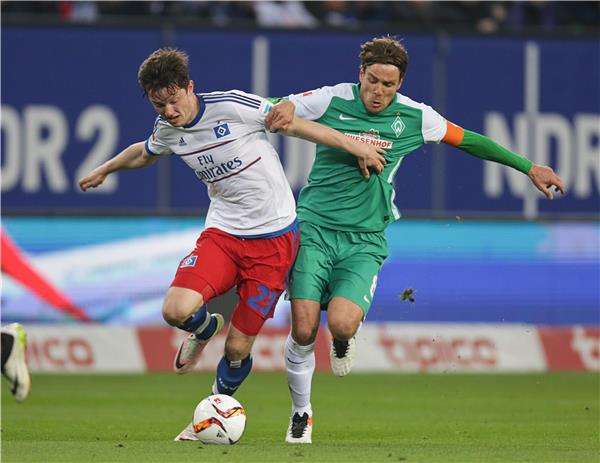  مايكل جريجوريتش (يسار)