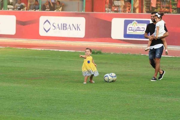 متعب مع ابنتيه