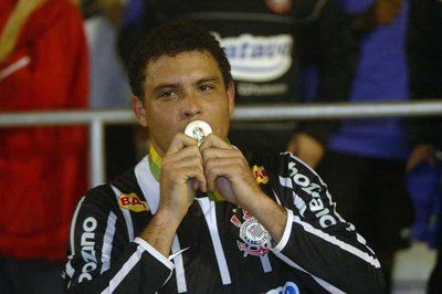 رونالدو يقبل الميدالية الذهبية بعد فوزه بكاس البرازيل