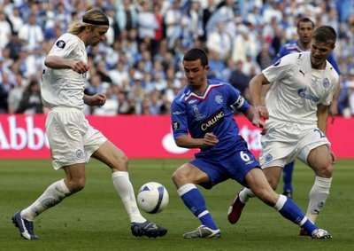 فيرجسون (بالقميص الازرق)