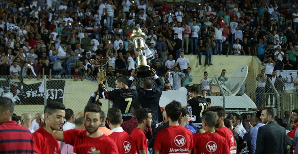 خميني يرفع الكأس