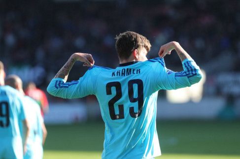 ميشيل كرامر يحتفل بهدف الفوز