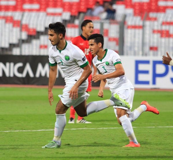 فرحة لاعب المنتخب السعودي راكان الشملان بعد تسجيل الهدف الأول 