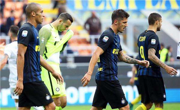 فريق إنتر ميلان بعد الخسارة