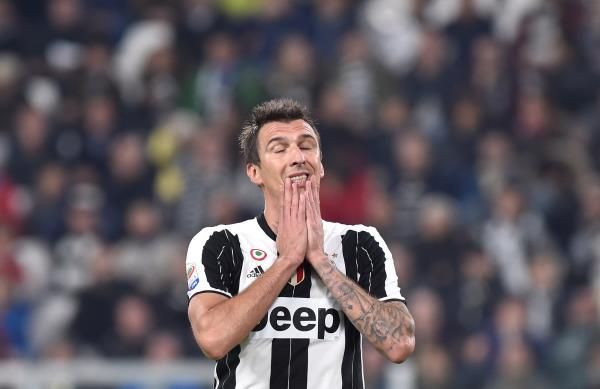 2016-10-15t194112z_24662564_s1beuhebbkaa_rtrmadp_3_soccer-italy_reuters