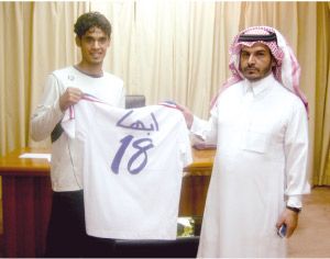 مهاجم الصقور مناع العمري مع رئيس أبها بعد التوقيع