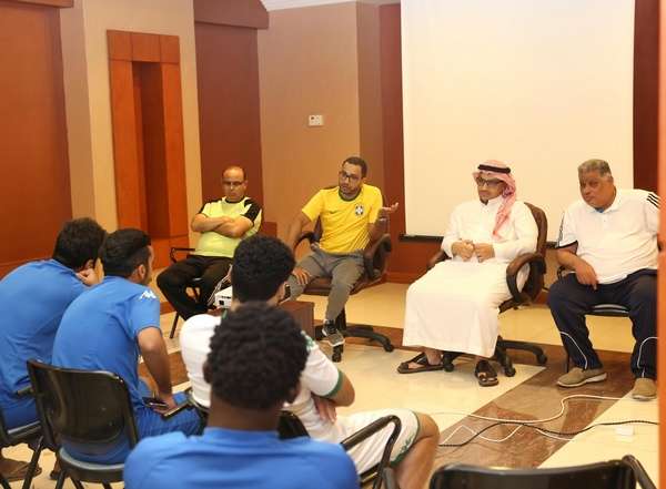 الدبل يتحدث للاعبي الاتفاق