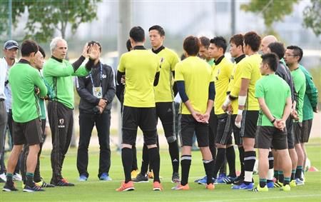 خليلوزيتش مع الحراس الستة في معسكر أوساكا