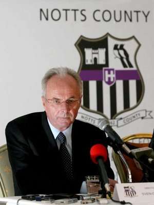 اريكسون عند توقيع العقد