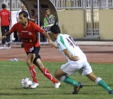 حازم جودت في محاولة لاجتياز دفاعات اتحاد الرمثا