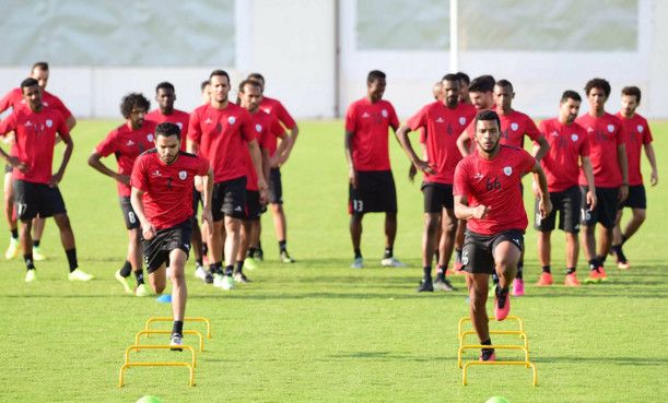 جانب من تدريبات فريق الشباب