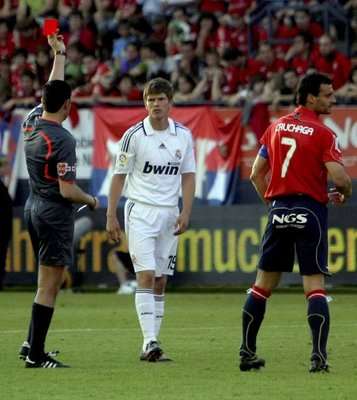 هونتلار يحصل على بطاقة حمراء بشكل غير مباشر من بيليغريني