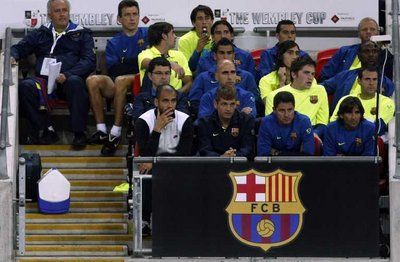 كرسي احتياط برشلونة بقيادة المدرب بيب غوارديولا