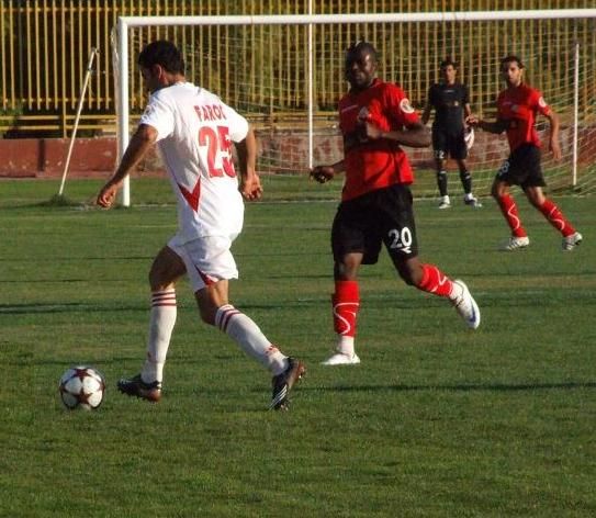 مهاجم شباب الاردن الكنجولي كابولونغو ورقابة من فاروق العزام