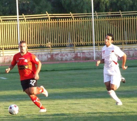 لاعب شباب الاردن الجزائري ياسين قدور يتقدم بالكرة وسط متابعة البكار