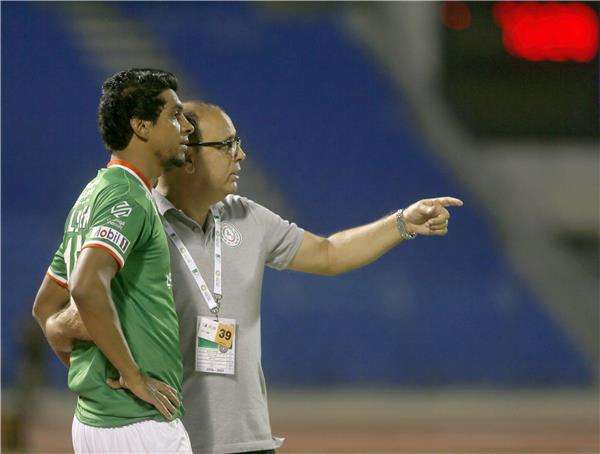  يوسف السالم رفقة مدربه في اللقاء 