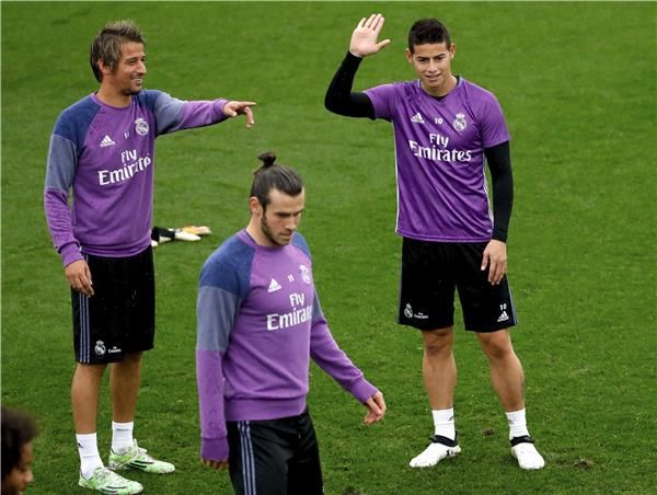 كوينتراو مع لاعبي ريال مدريد في مران اليوم