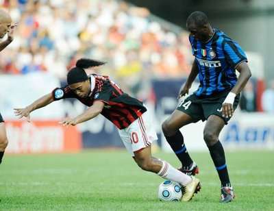 باتريك فييرا و في تدخل لقطع الكرة من أرجل رونالدينيو