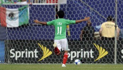 الصاعد كارلوس فيلا يحتفل بهدفه في مرمى المنتخب الأميركي