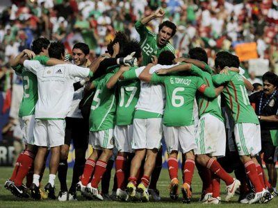 لاعبو المنتخب المكسيكي واحتفال جماعي بعد صافرة نهاية اللقاء وإعلان التتويج
